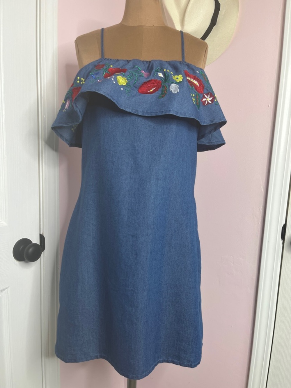 Chambray Embroidered Dress NWT Ci Sono Size Large Blue Floral Ruffle